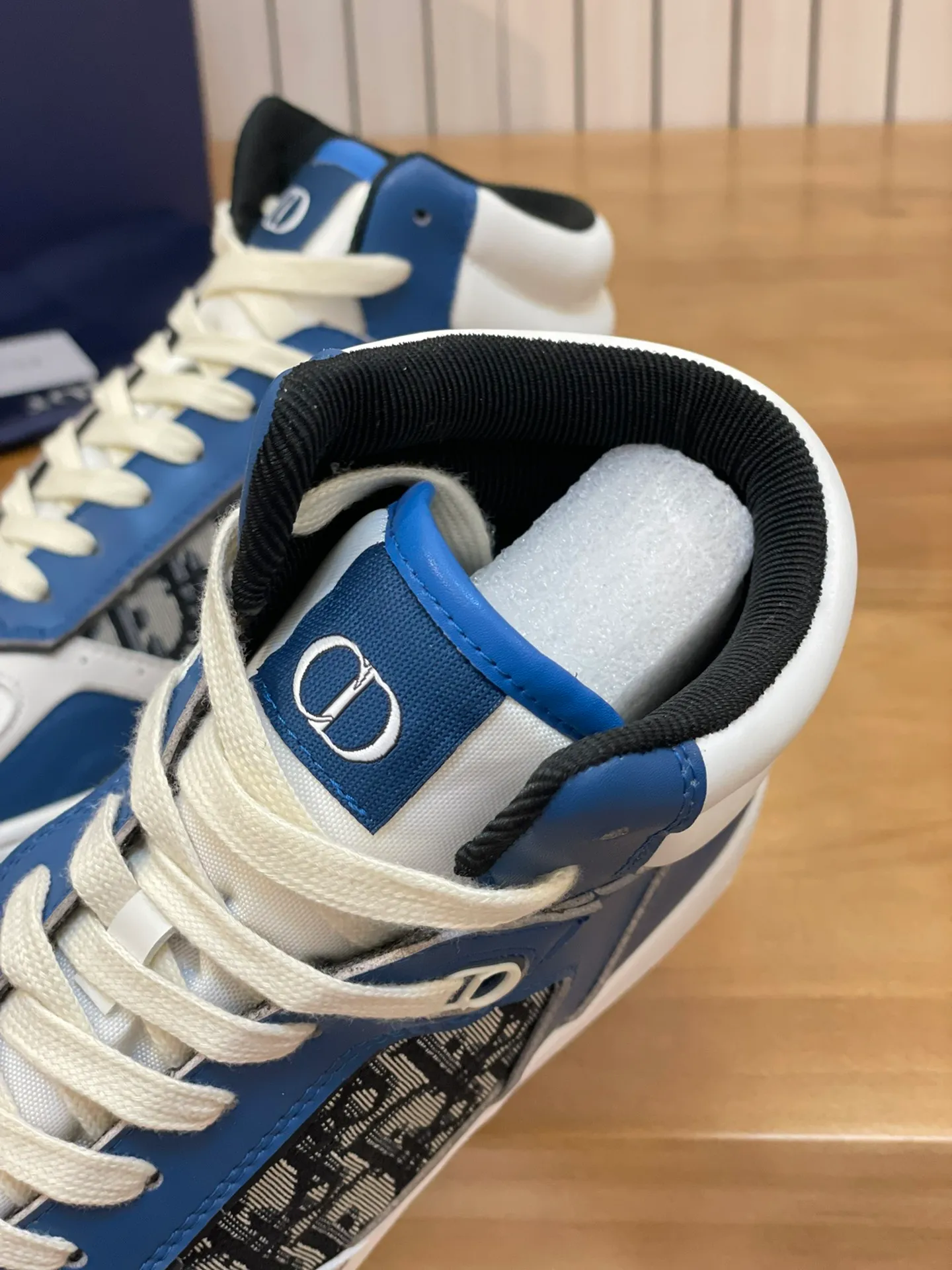 Men's shoes: 💰P460¥ Product trademark: Dior* "Dior*" high-top casual shoes Regular size: 38-44 (can be customized to 45.46) Product materials: Upper imported cowhide stitched with original fabric, breathable lining, original outsole. Number: 1006